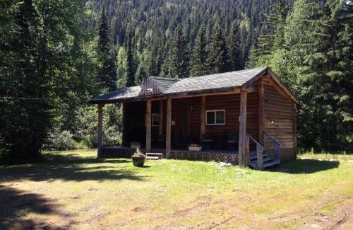Valemount Cabin | Summit River Lodge & Campsites