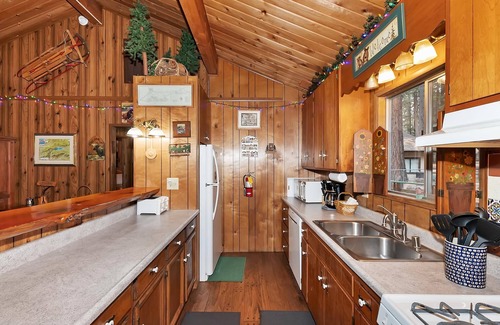 Summit Estates Cabin | Summit Secret by Destination Big Bear : Walk to Snow Summit! Foosball! BBQ! Fenced Yard!