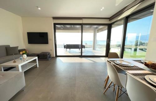 Paralio Astros Apartment | Sun and Sea Apartment - Beachfront, 2 Bedrooms with Sea View & Garden