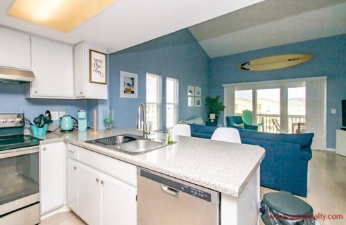 Surf City Condo | Sun And Surf - Top Floor 2 BR Surf Condo - Community Pool