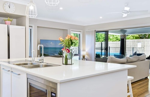 Smiths Lake House | Sun-Daze @Smithies Pacific Palms Holidays