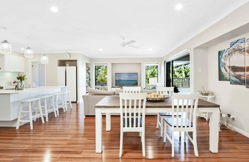 Smiths Lake House | Sun-Daze @Smithies Pacific Palms Holidays