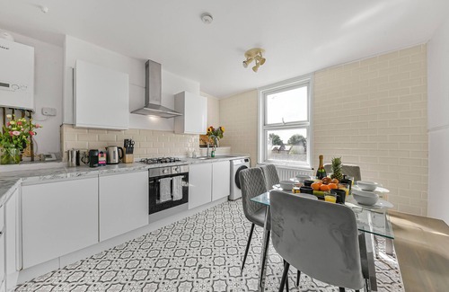 Queen's Park Apartment | Sun-drenched 2bed penthouse near Queen's Park & tube station