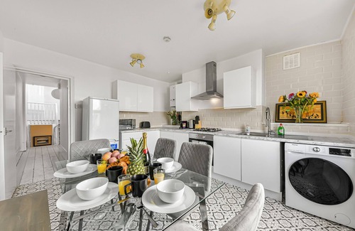 Queen's Park Apartment | Sun-drenched 2bed penthouse near Queen's Park & tube station