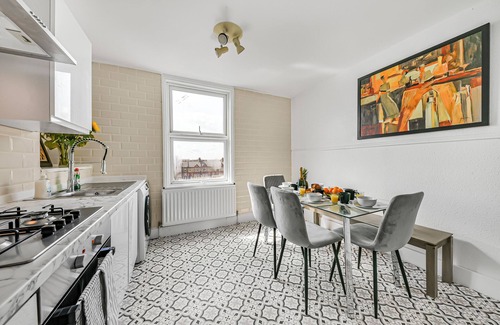 Queen's Park Apartment | Sun-drenched 2bed penthouse near Queen's Park & tube station