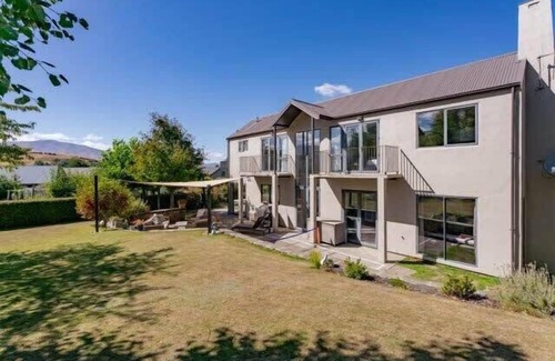 Lower Shotover House | Sun Drenched Family Home - Ready to Ski!