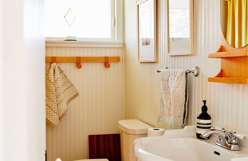 Hollowville House | Sun-drenched upstate escape