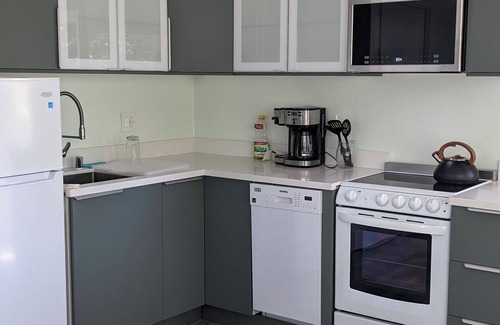 Cambrian House | Sun-filled 1-BR private Getaway in Beautiful safe and quiet Neighborhood