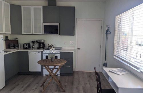 Cambrian House | Sun-filled 1-BR private Getaway in Beautiful safe and quiet Neighborhood