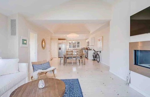 Hamptons House | Sun filled 2-bedroom steps away from the beach