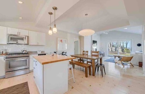 Hamptons House | Sun filled 2-bedroom steps away from the beach