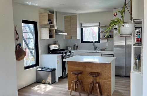 Queens House | SUN FILLED 3-bedroom APARTMENT with WiFi, AC in ROCKAWAY BEACH