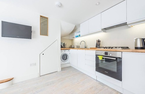 Chiswick House | Sun-Filled, Contemporary 1 BDR House in Chiswick