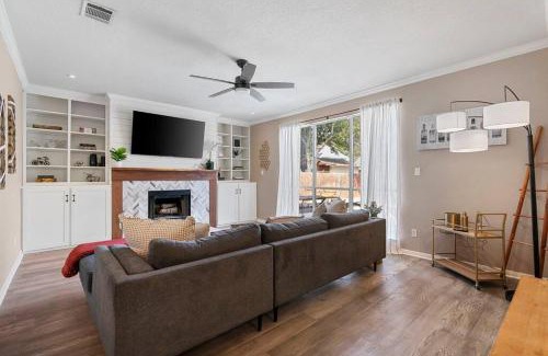 Round Rock House | Sun Filled Home W Gorgeous Pool HotTub Gameroom