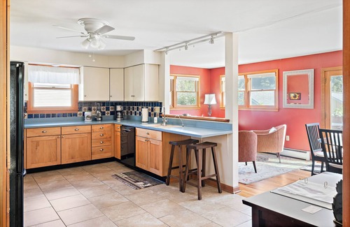 Lenox Dale House | Sun Filled Lenox Retreat - Minutes to Tanglewood!