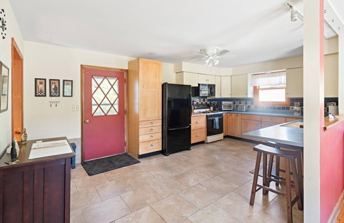 Lenox Dale House | Sun Filled Lenox Retreat - Minutes to Tanglewood!