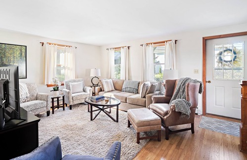 Lenox Dale House | Sun Filled Lenox Retreat - Minutes to Tanglewood!
