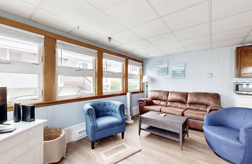 York Beach Apartment | Sun-filled & serene coastal retreat with deck & stunning ocean views - near golf