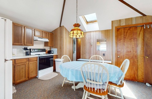 York Beach Apartment | Sun-filled & serene coastal retreat with deck & stunning ocean views - near golf