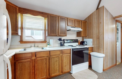York Beach Apartment | Sun-filled & serene coastal retreat with deck & stunning ocean views - near golf