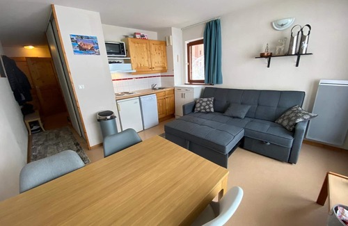 Les Esserts Apartment | Sun from 9:00 a.m. to 5:00 p.m. on the balcony facing south