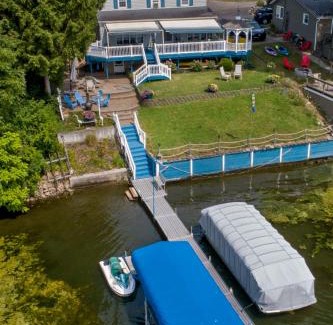 Dundee House | Sun, Fun and Wine-ta