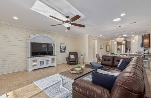 Sun City House | Sun, Fun, Hot Pool Sleeps 8, Workspace!