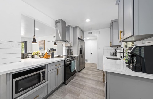 Carmichael House | Sun House Home w/King Size Bed in Whopping Master
