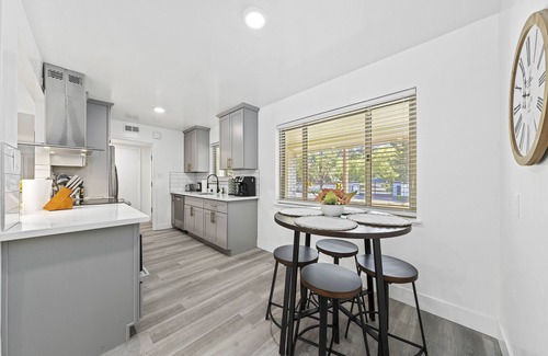 Carmichael House | Sun House Home w/King Size Bed in Whopping Master