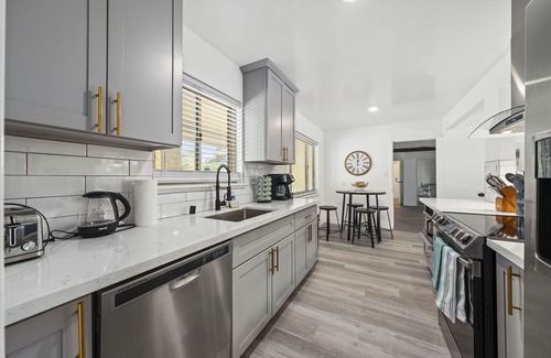 Carmichael House | Sun House Home w/King Size Bed in Whopping Master