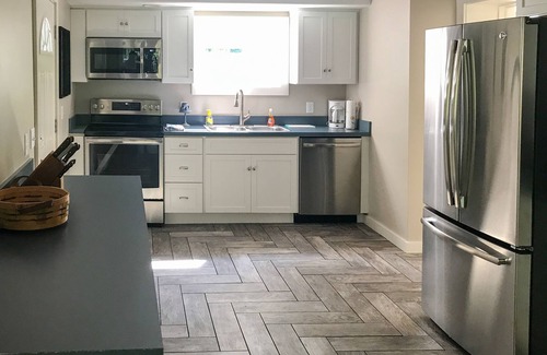 Frankfort House | Sun-lit cottages with private lake access, basketball court, kayaks, and firepit