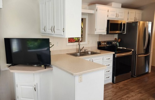 Braden River Cottage | Sun Outdoors: Private, Cozy & Loaded with Perks! Golf Cart Included