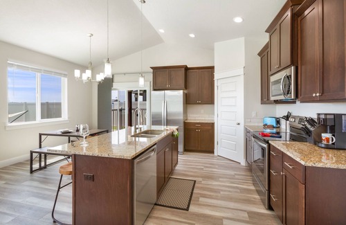 Quincy House | Sun, Pool, Golf, plus Your Private Arcade!