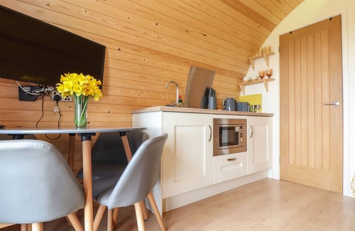St. Buryan Cottage | SUN RISE, romantic, with hot tub in St Buryan
