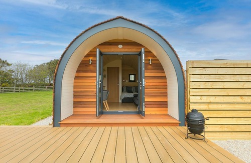St. Buryan Cottage | SUN RISE, romantic, with hot tub in St Buryan