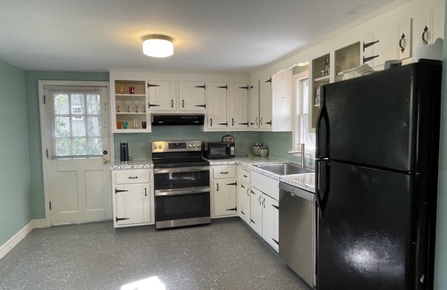 Harwich Cottage | Sun Sand and Sky! Spacious central A/C pack your Kids, Pets & beach towels!