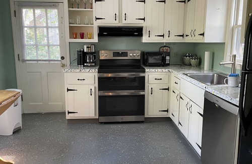 Harwich Cottage | Sun Sand and Sky! Spacious central A/C pack your Kids, Pets & beach towels!