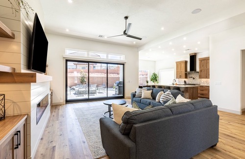 Washington House | Sun Seeker 2 Bed Master Suite w/office. Hot Tub!