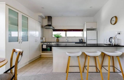 Mission Bay Apartment | Sun Soaked Sea View Apartment | BBQ | Full Kitchen