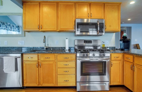 Wareham Center Cottage | Sun-Soaked Wareham Cottage w/River Access!