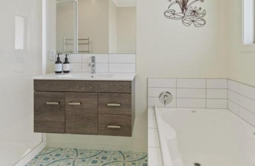 Riwaka House | Sun, Space, Cycle in Riwaka