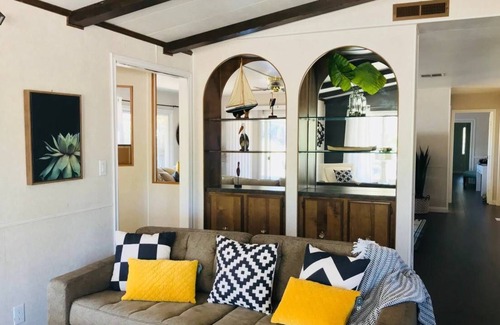 Wildomar House | Sun-Splashed Skyline Sanctum/Near Temecula Wineries