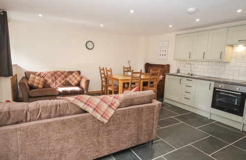 Acrefair Cottage | SUN TREVOR BARN 3, pet friendly, with a garden in Llangollen