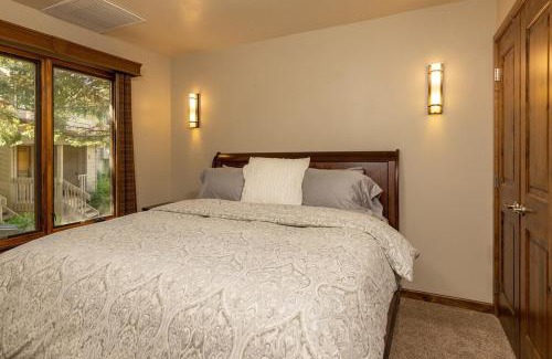 Elkhorn Village House | Sun Valley Condo on the Green with Dollar Views