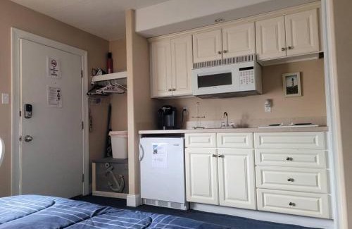 North End Apartment | Sunbeach Condo 900 Wesley Avenue Unit 109