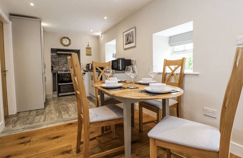 Tunstall Cottage | SUNBIRD COTTAGE, pet friendly, luxury holiday cottage in Biddulph