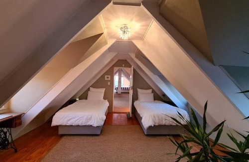 Grotto Bay House | Sunbird House