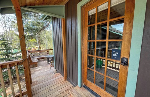 Estes Park Cottage | SunBright Cottage: Fireplace, A/C, Jacuzzi, Private Deck, King Bed