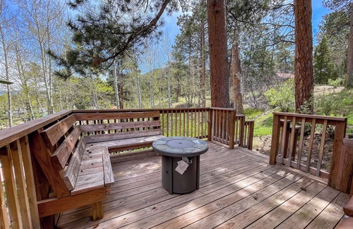 Estes Park Cottage | SunBright Cottage: Fireplace, A/C, Jacuzzi, Private Deck, King Bed