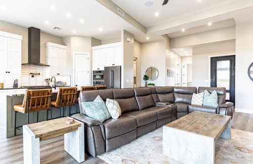 Washington House | SunChaser 2 Bed 2 bath Dog Friendly Private Home, Hot Tub, EV Charger